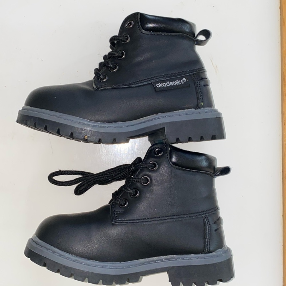 Akademiks boys (kids) boots size 6